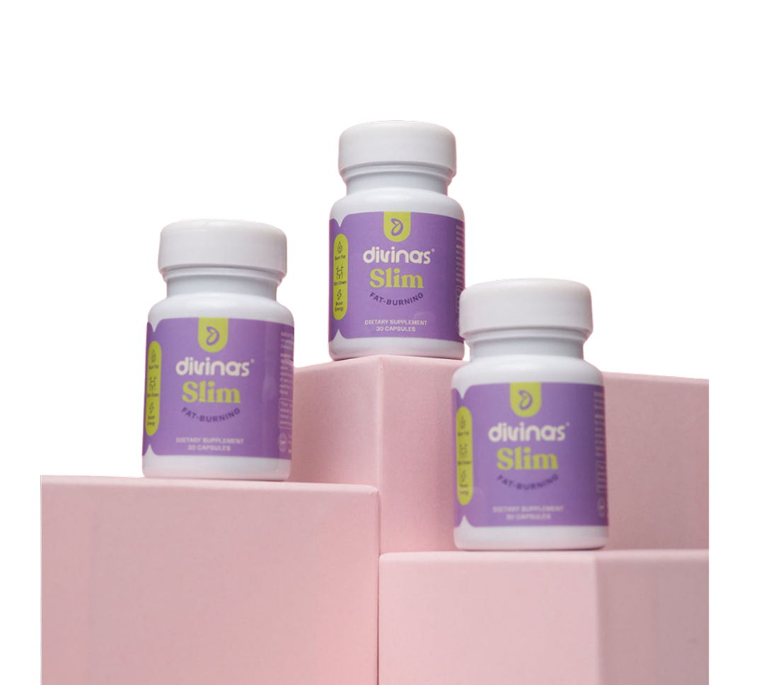 Divinas Pack: tres frascos de Divinas Slim sobre pedestales rosados